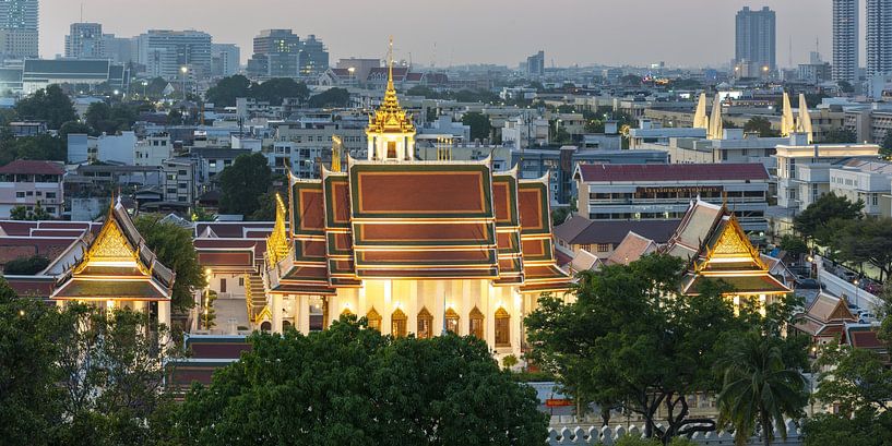 Wat Ratchanatdaram Worawihan en het Democratiemonument in Bangkok van Walter G. Allgöwer