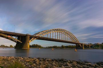 De mooie Waalbrug in Nijmegen van Patrick Verhoef