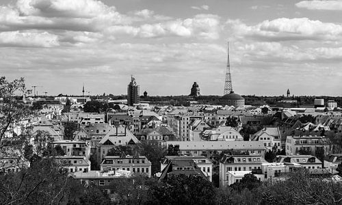 Leipzig - Panorama Skyline: Uitzicht over de wijk Connewitz naar het Völkerschlachtdenkmal in zwart-wit