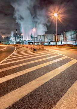 Verlichte weg 's nachts met markeringen en raffinaderij, Antwerpen 2 van Tony Vingerhoets