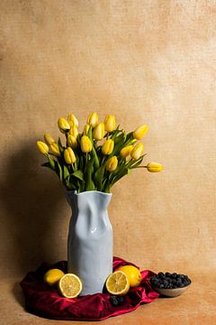 Stilleven met gele tulpen, citroenen en blauwe bessen