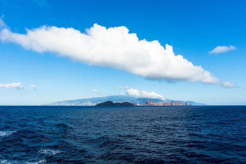 Wolk boven Madeira van Michel van Kooten