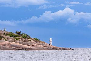 Ostseeküste mit Felsen und Leuchtturm auf der Insel Blå Jungfr