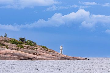 Ostseeküste mit Felsen und Leuchtturm auf der Insel Blå Jungfr von Rico Ködder