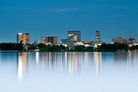 Stadtbild und Wasserspiegelung in Hamburg