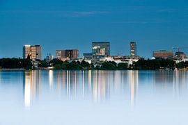 Stadtbild und Wasserspiegelung in Hamburg von Klik! Images