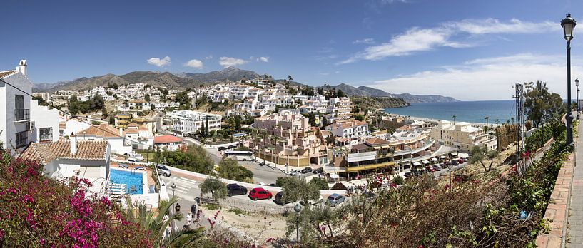 Panorama van Nerja met het Playa de Burriana van René Weijers