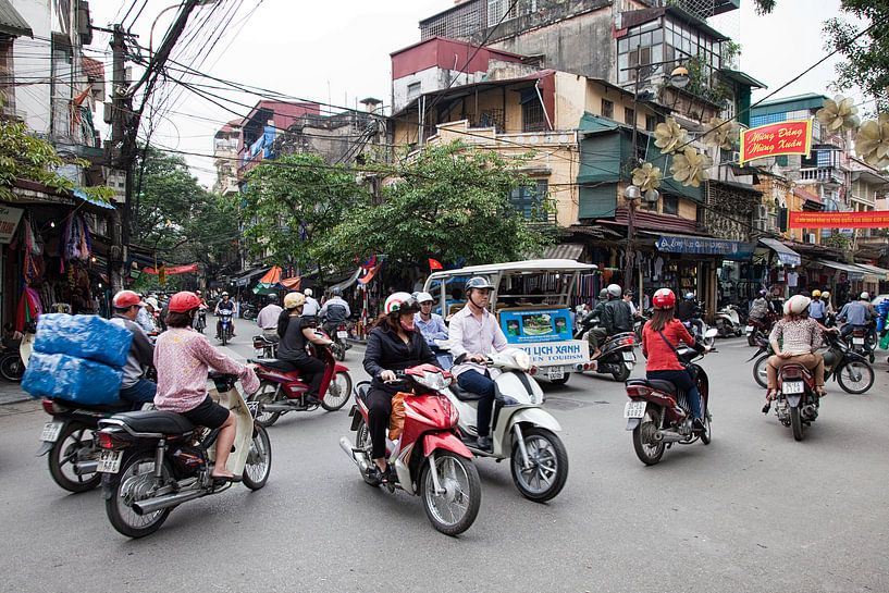 Street scene in Hanoi, Vietnam von Arie Storm