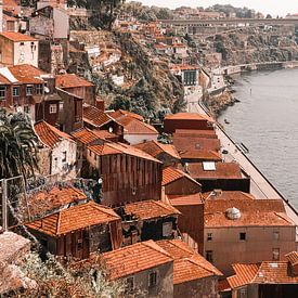 Portugiesisches Viertel in der Altstadt von Porto am Wasser, dem Douro. von Leanne Remmerswaal