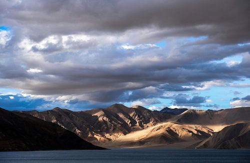 Zonsondergang boven het Pangong meer