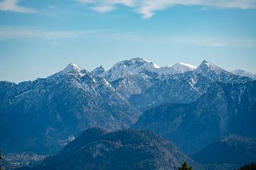 Neuschwanstein met besneeuwde bergen van Leo Schindzielorz