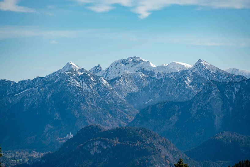 Neuschwanstein with snow-covered mountains by Leo Schindzielorz