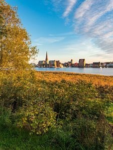 Blick über die Warnow auf die Hansestadt Rostock am Abend