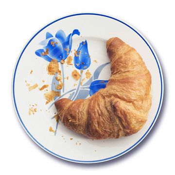 Croissant on old french plate by Blond Beeld