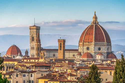 Die Kuppel des Doms von Florenz und der Glockenturm von Giotto in der Skyline