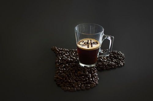 Warme Koffie in Minimalistische Setting - Foto met Hart van Koffiebonen