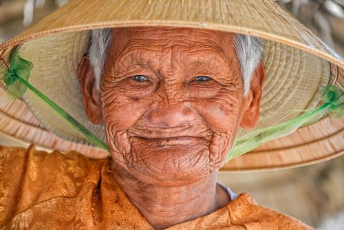 Oude Vietnamese vrouw met strohoed