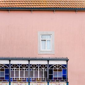 Stained glass and pink wall in Porto | colourful travel photography by Studio Rood