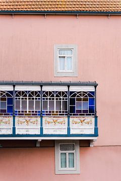 Stained glass and pink wall in Porto | colourful travel photography by Studio Rood