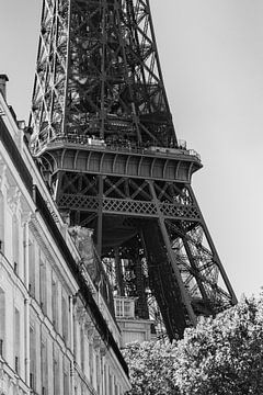 Eiffeltoren gezien vanuit een van de omliggende straten