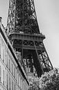 Eiffeltoren gezien vanuit een van de omliggende straten van Melissa Peltenburg thumbnail