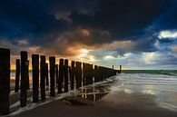 Hollandse wolkenlucht en typische golfbreker van houten palen langs de Zeeuwse kust van gaps photography thumbnail