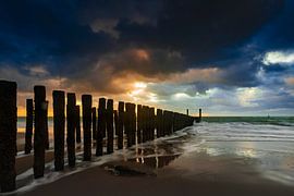 Nuages hollandais et brise-lames typiques de poteaux en bois le long de la côte zélandaise sur gaps photography