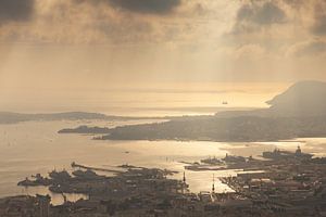 Goldenes Herbstlicht über der Bucht von Toulon, Côte d'Azur, Frankreich