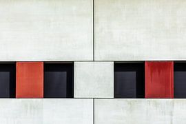 Het rood wat kleur geeft aan de vlakken. van Connie de Vries