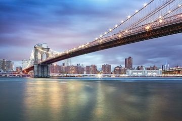 De Brooklyn Bridge in NYC bij schemering van Heiko Meier