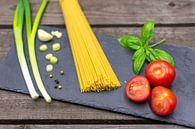 Spaghetti mit Frühlingszwiebeln, Basilikum, Tomaten und Knoblauch von Stefanie Keller Miniaturansicht