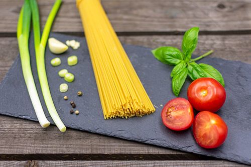 Spaghetti mit Frühlingszwiebeln, Basilikum, Tomaten und Knoblauch