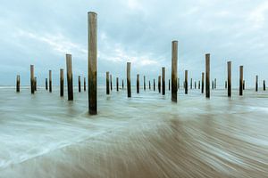 Das Denkmal Palendorp am Strand, Petten, Nordholland von Sander Groffen