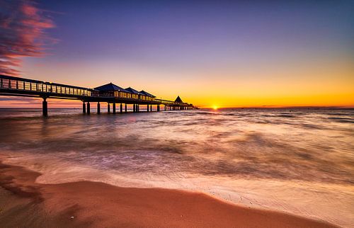 Zonsopgang bij de pier van Heringsdorf op het eiland Usedom