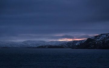 Zonsondergang achter de besneeuwde bergen van Mart Houtman