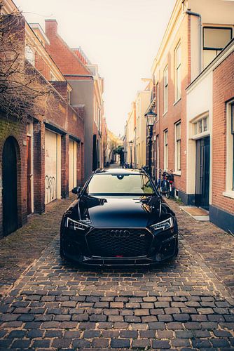 Audi RS4 ABT in het Hart van een Historische Stad