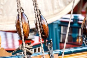 Historisches Segelschiff: Traditionelle Holzrolle – Detailansicht