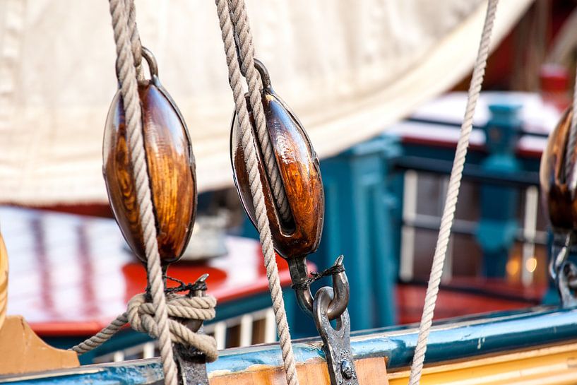 Katrollen, touwen en details van oude zeilschepen  van Fotografiecor .nl
