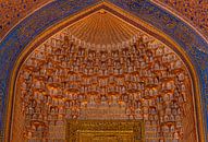Plafond van de Madrassa Tillya-Kori in Samarkand in Oezbekistan van Daan Kloeg thumbnail