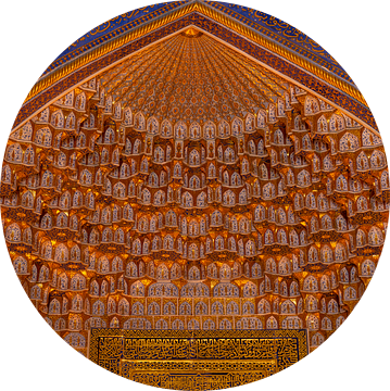 Plafond van de Madrassa Tillya-Kori in Samarkand in Oezbekistan van Daan Kloeg