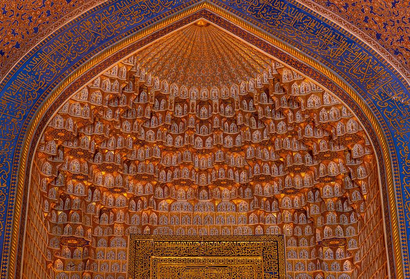 Plafond van de Madrassa Tillya-Kori in Samarkand in Oezbekistan van Daan Kloeg