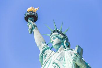 Vue rapprochée de la Statue de la Liberté sur un ciel bleu