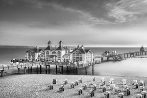 Seebrücke von Sellin auf Rügen. Schwarzweiss Bild.