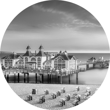 Pier van Sellin op het eiland Rügen. Zwart-wit beeld.