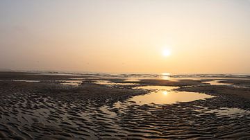 Strand aan Opaalkust met ondergaande zon van Leoniek van der Vliet