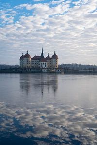 Wolken schweben über Schloss Moritzburg