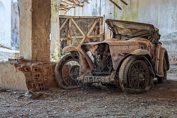Lost Place - verlaten klassieke auto van Gentleman of Decay