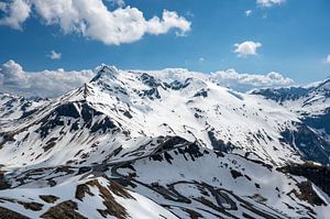 Verschneite Berggipfel in den österreichischen Alpen in der Nähe des Großglockners