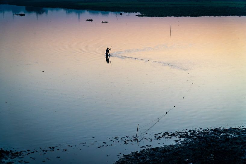 Visser trekt zijn visnet door het water nabij Mandalay Myanmar. van Twan Bankers