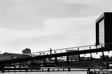 Brug naar Muziekgebouw in Amsterdam van Bart Rondeel